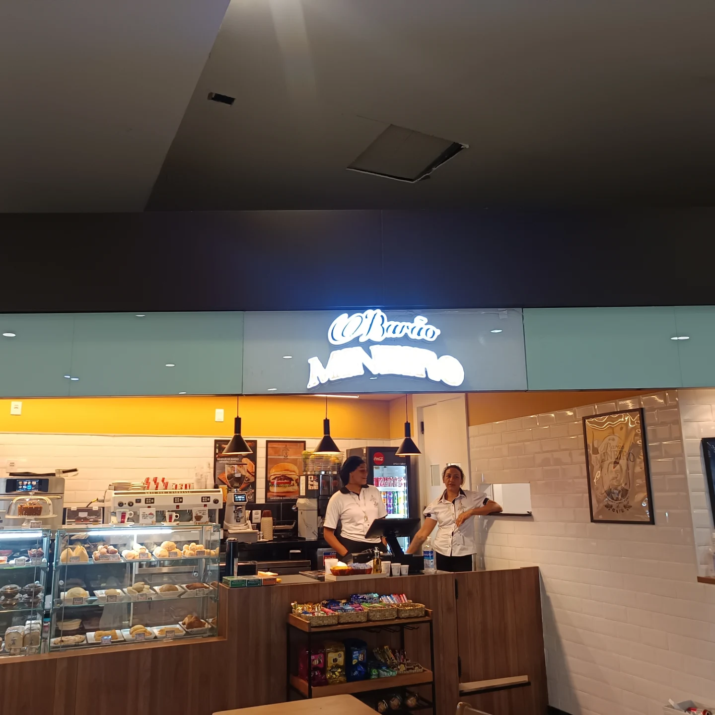 Letreiro luminoso do O Barão Mineiro instalado sobre o balcão da cafeteria