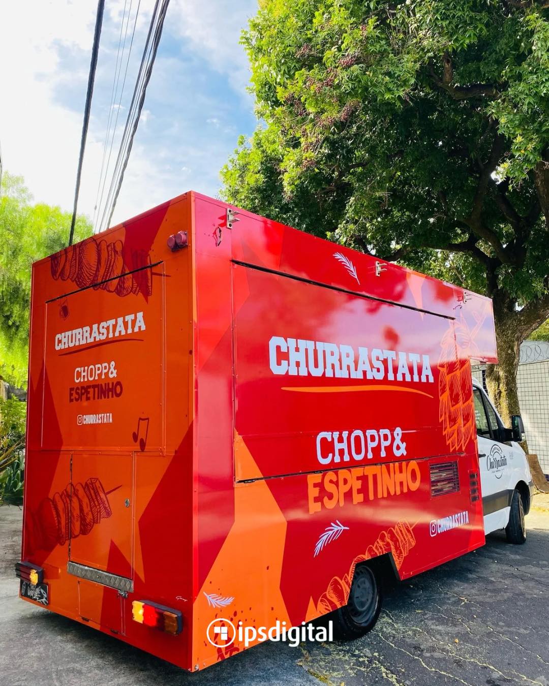 Traseira do food truck Churrastata com envelopamento completo em vinil