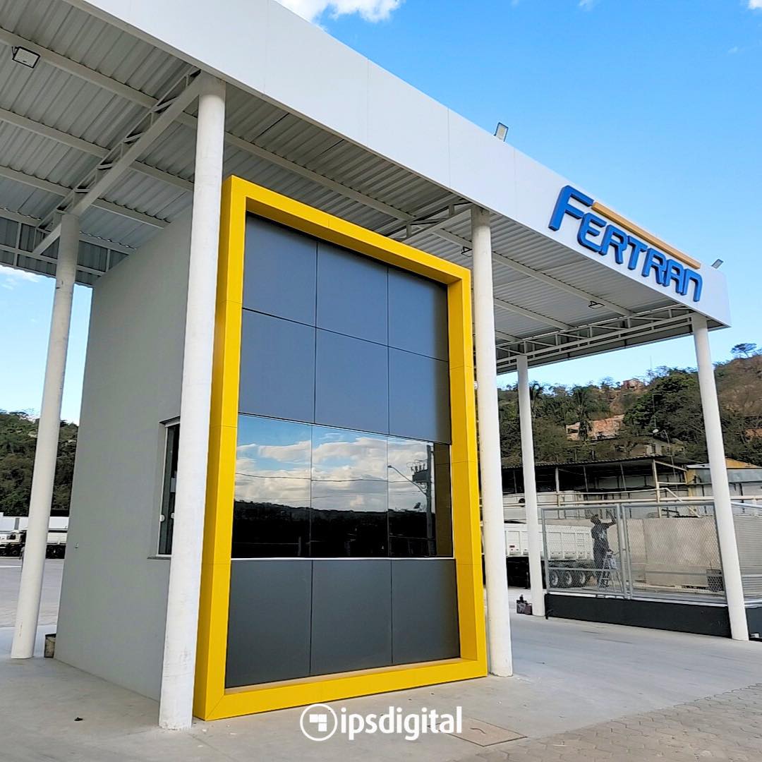 Fachada da portaria industrial da Fertran em ACM amarelo com letra caixa