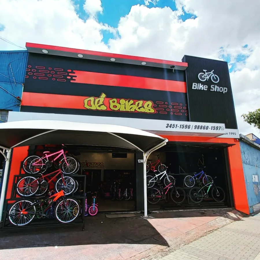 Fachada da loja Ó Bikes com testeira pintada e letreiro