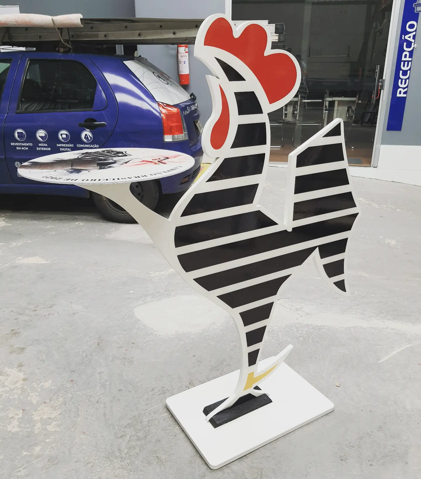 Mascote de galo recortado em corte livre, peça bicolor com base própria